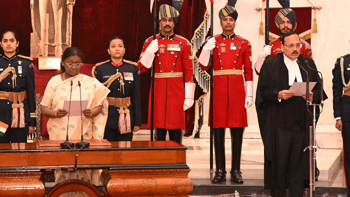 Justice Surya Kant sworn in as the Chief Justice of India at Rashtrapati Bhavan. Image courtesy: https://x.com/rashtrapatibhvn