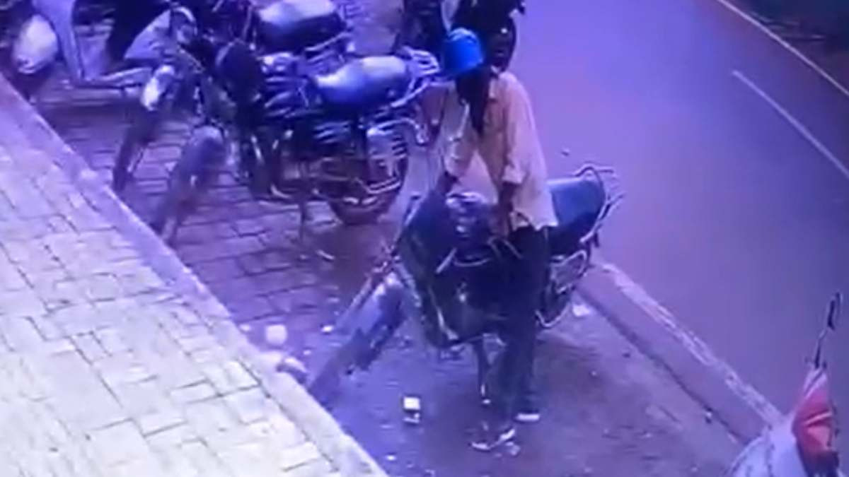 ರಸ್ತೆ ಬದಿ ನಿಂತ ಬೈಕ್ ಕದ್ದು ಸಿಕ್ಕಿಬಿದ್ದ ಖದೀಮರು!! ಬೆಂಗಳೂರಿಗರೇ ಹುಷಾರ್