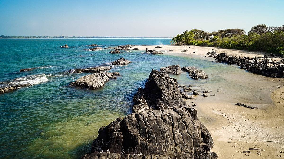 Malpe & St. Mary’s Island: Karnataka’s Coastal Gem of Adventure and Heritage | Photo Credit: https://www.savaari.com/blog/wp-content/uploads/2024/04/St._Marys_Island.jpg