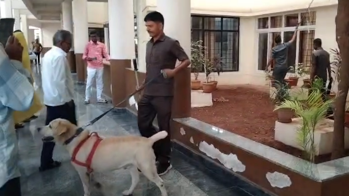 ಬಾಗಲಕೋಟೆ ಡಿಸಿ ಕಚೇರಿಗೆ ಬಾಂಬ್ ಬೆದರಿಕೆ – ಬಾಂಬ್ ಸ್ಕ್ವಾಡ್ ಪರಿಶೀಲನೆ