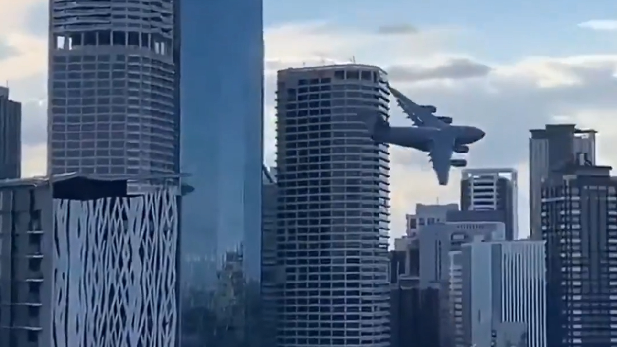 ವಿಮಾನ ಹಾರಾಟದ ವೈರಲ್ ವಿಡಿಯೋ – ಗಗನಚುಂಬಿ ಕಟ್ಟಡಗಳ ಹತ್ತಿರ ಸಿ-17 ನೋಡಿ ಭಯ ಬಿದ್ದ ಜನರು