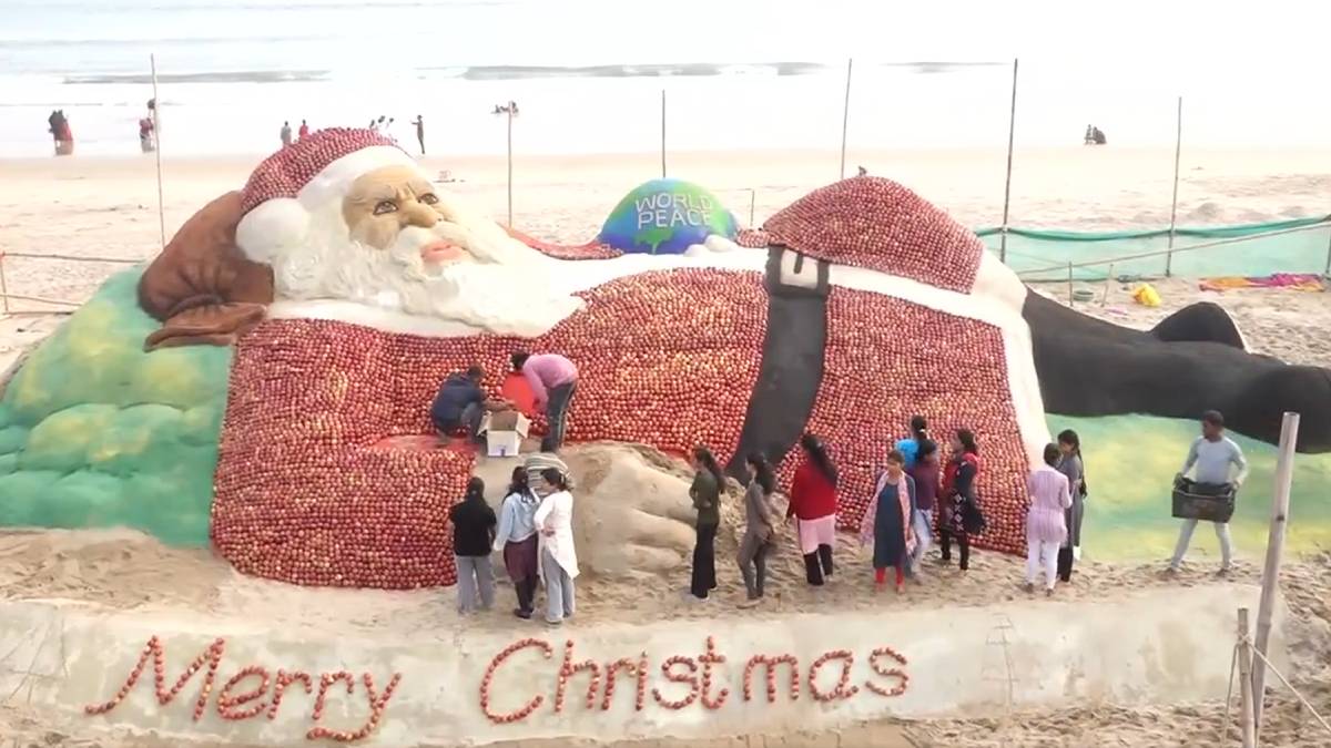 World’s Largest Santa Made of Apples Unveiled on Puri Beach by Sudarsan Pattnaik