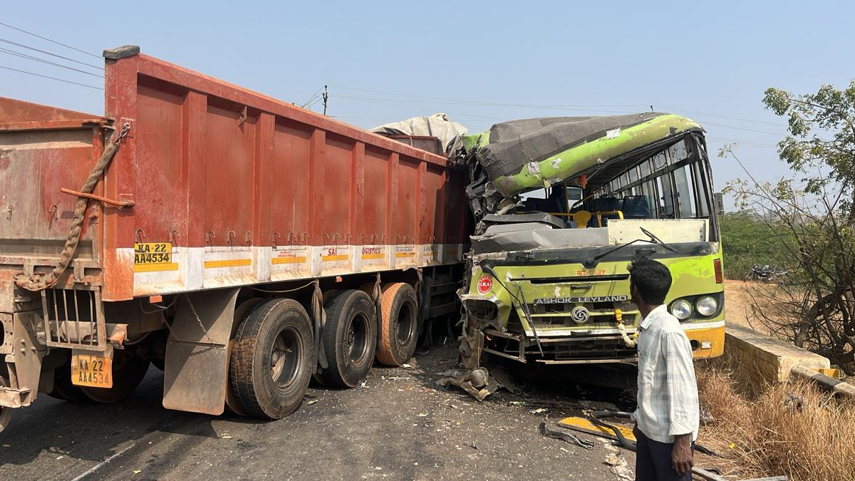 ಬಾಗಲಕೋಟೆ ಲೋಕಾಪುರದಲ್ಲಿ KSRTC ಬಸ್-ಲಾರಿ ಮುಖಾಮುಖಿ ಡಿಕ್ಕಿ!! ಚಾಲಕನ ಕಾಲು ಮುರಿತ