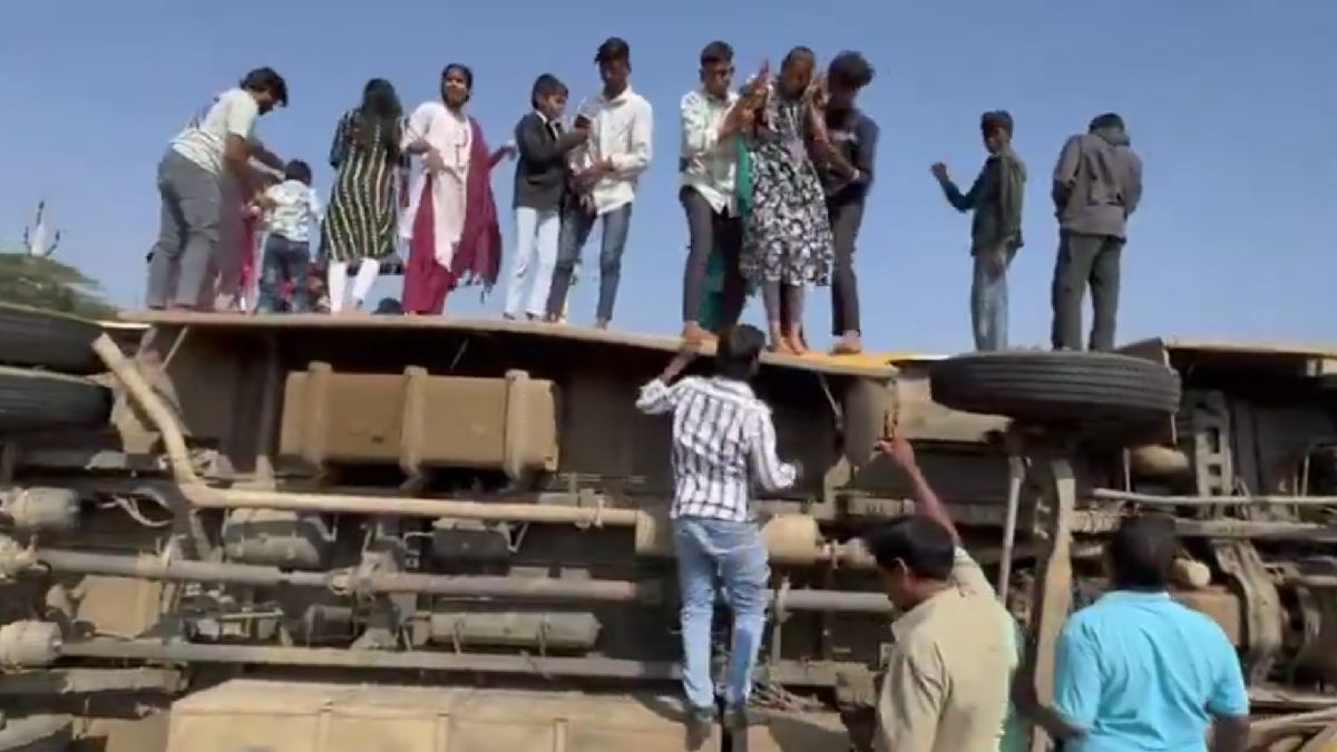 60 ಮಕ್ಕಳನ್ನು ಹೊತ್ತ ಶಾಲಾ ಬಸ್ ಪಲ್ಟಿ - ವಿದ್ಯಾರ್ಥಿಗಳಲ್ಲಿ ಆತಂಕದ ಅಲೆ