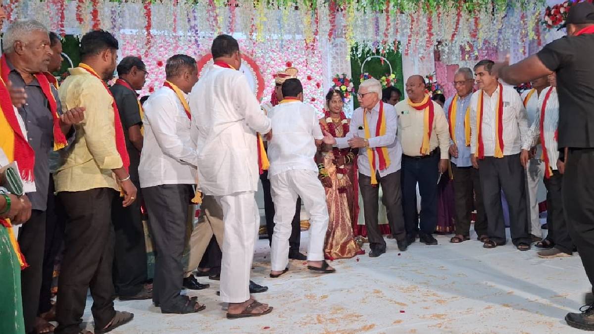 ಕಲಬುರಗಿಯಲ್ಲಿ ಅಪರೂಪದ ಮದುವೆ!! ಅಥಿತಿಗಳಿಗೆ ಕನ್ನಡ ಬಾವುಟ, ಪುಸ್ತಕ ಉಡುಗೊರೆ ಕೊಟ್ಟ ಈ ಜೋಡಿ