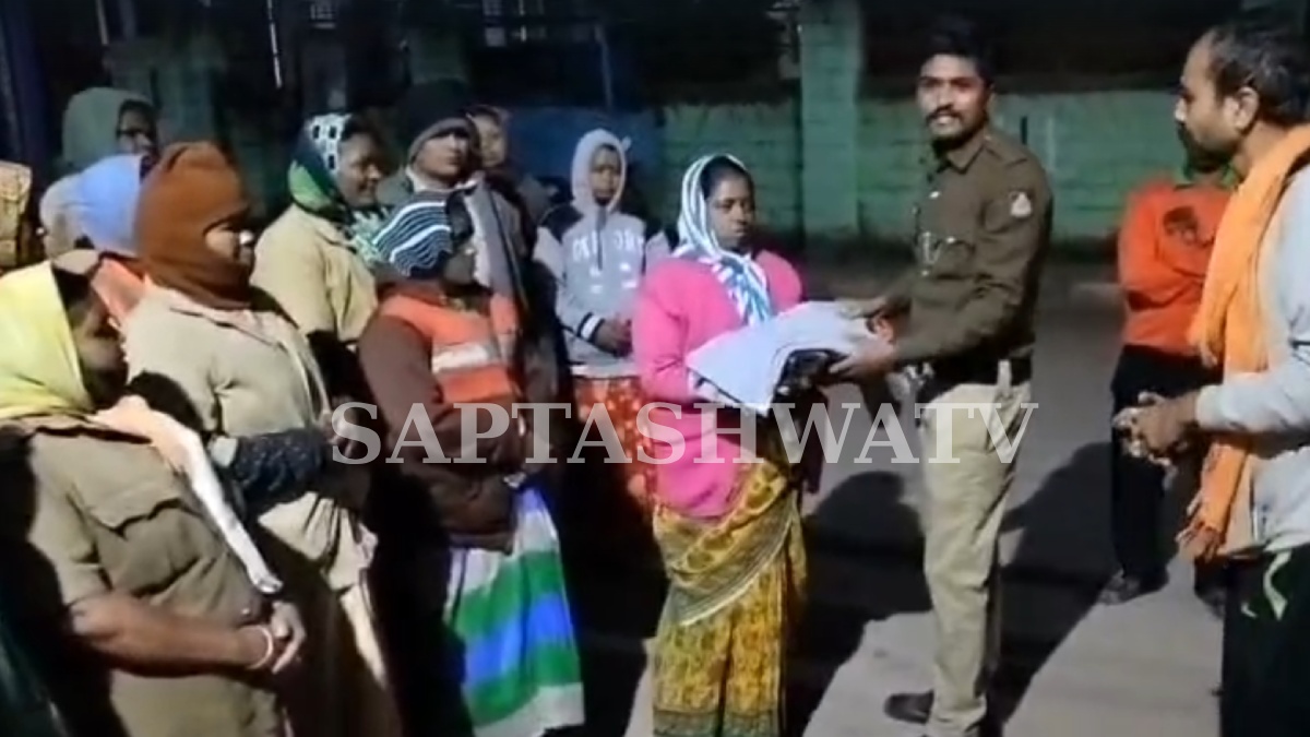 Cyclone Ditwah Effect: Shidlaghatta PC Pramod Reddy Distributes Blankets, Jackets to Civic Workers Amid Cold Drizzle
