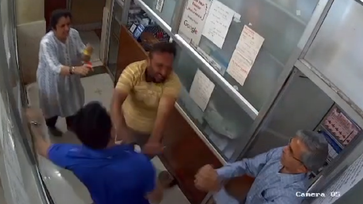 ಕ್ಲಿನಿಕ್ ಗೆ ನುಗ್ಗಿ ಸಿಬ್ಬಂದಿ ಮೇಲೆ ಕೈ ಮಾಡಿದ ವ್ಯಕ್ತಿ!! ವಿಡಿಯೋ ವೈರಲ್ ಆಗ್ತಿದ್ದಂತೆಯೇ ಬಿತ್ತು ಕೇಸ್!