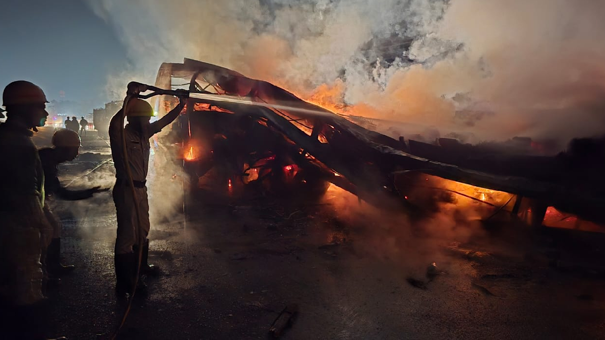 ಚಿತ್ರದುರ್ಗದಲ್ಲಿ ಬೆಂಕಿ ಅವಘಡ: ಬಸ್–ಲಾರಿ ಡಿಕ್ಕಿ, ಭೀಕರ ದೃಶ್ಯಗಳು