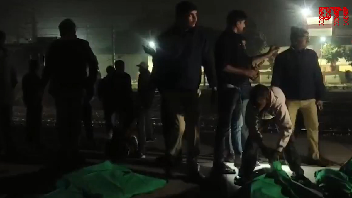 Uttar Pradesh: Couple and Two Children Among 5 Killed as Speeding Garib Rath Express Rams Bike in Shahjahanpur | Photo Credit: PTI