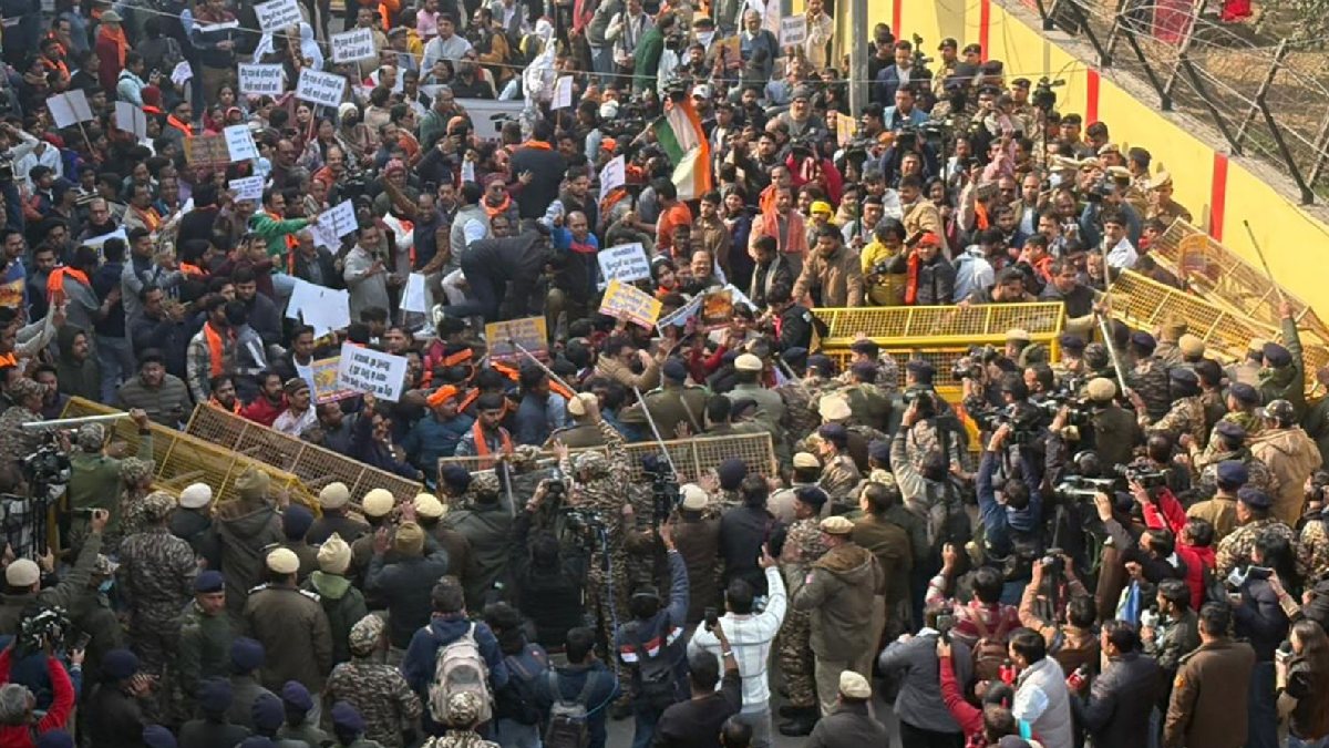 VHP Protest in Delhi: Clashes Near Bangladesh High Commission Over Hindu Youth’s Lynching