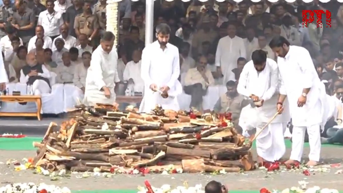 Ajit 'Dada' Laid to Rest in Baramati With Full State Honours; Sea of Supporters Gather at Vidya Pratishthan Ground
