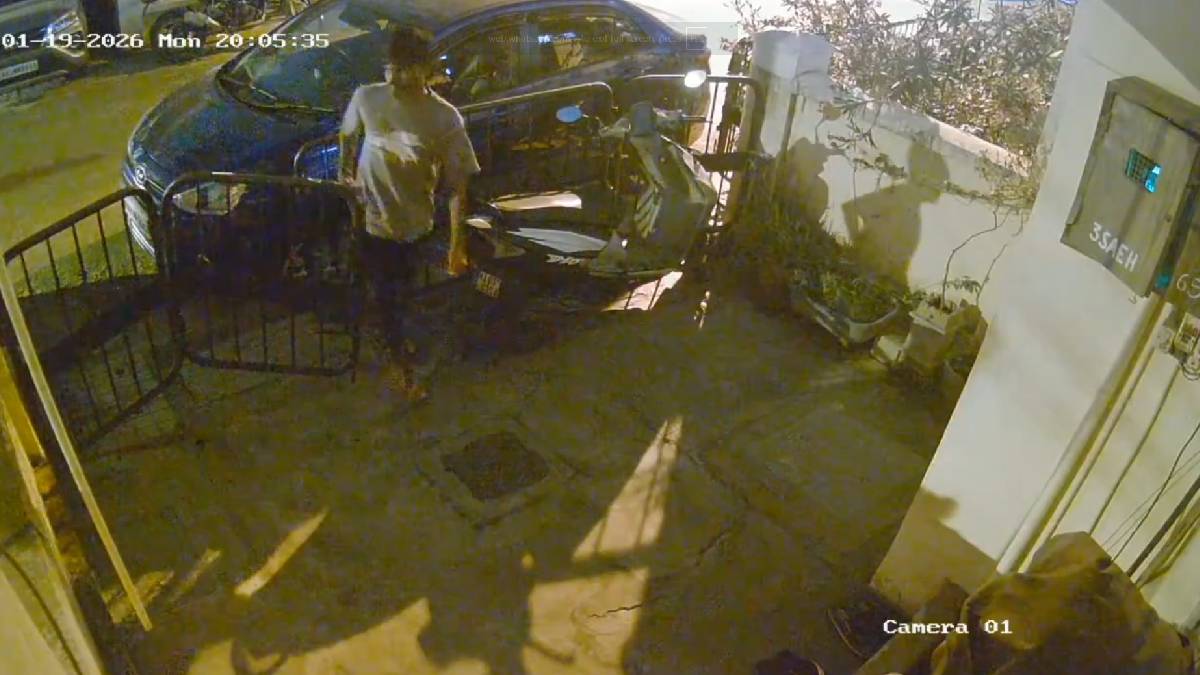 ಚಿನ್ನ-ಬೆಳ್ಳಿ ಅಲ್ಲ, ಶೂಗಳಿಗೂ ಕನ್ನ ಹಾಕಿದ ಖದೀಮರು – ಸಿಸಿಟಿವಿಯಲ್ಲಿ ಖದೀಮರ ಕೈಚಳಕ!