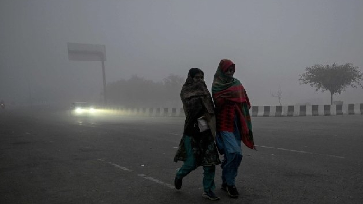 Delhi Under Arctic Grip: Relentless Cold Wave, Dense Fog Persist as IMD Issues Yellow Alert