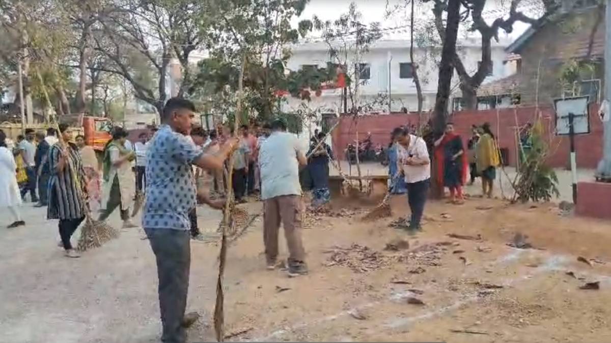 ಪೊರಕೆ ಹಿಡಿದು ನ್ಯಾಯಾಲಯ ಸ್ವಚ್ಚಗೊಳಿಸಿದ ನ್ಯಾಯಾಧೀಶರು - ವಿಜಯನಗರದಲ್ಲಿ ಮೆಚ್ಚುಗೆ ಪಡೆದ ದೃಶ್ಯ!!