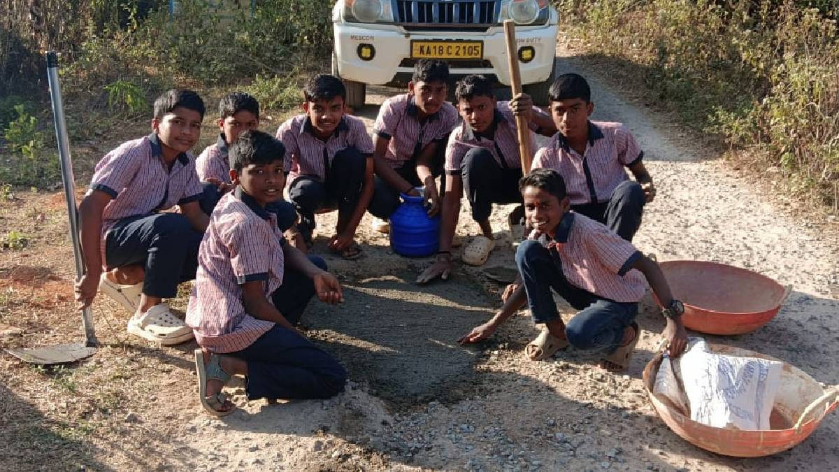 ಎಚ್ಚೆತ್ತುಕೊಳ್ಳದ ಅಧಿಕಾರಿಗಳು, ರಸ್ತೆ ಗುಂಡಿ ಮುಚ್ಚಿದ ಶಾಲಾ ಮಕ್ಕಳು - ಊರಿನವರಿಂದ ಬಾರಿ ಮೆಚ್ಚುಗೆ!!