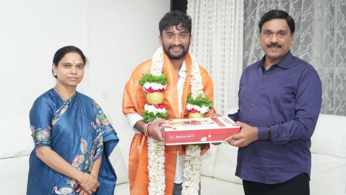 ಗಿಲ್ಲಿ ನಟನ ಮನೆಗೆ ಕರೆಯಿಸಿ ಸನ್ಮಾನಿಸಿದ ಜನಾರ್ಧನ್ ರೆಡ್ಡಿ - ರಾಜಕೀಯಕ್ಕೆ ಎಂಟ್ರಿ ಕೊಡುವ ಸೂಚನೆಯಾ ಇದು?