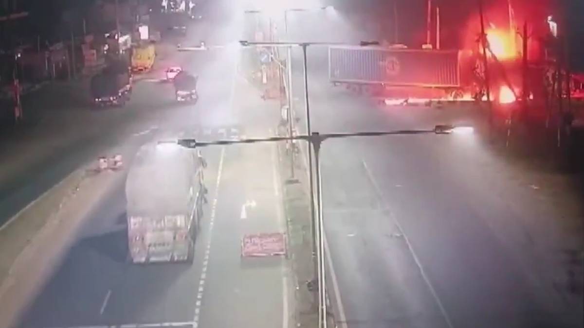 ಹೆದ್ದಾರಿ ಅಪಘಾತ – ಸಿಸಿಟಿವಿಯಲ್ಲಿ ಸೆರೆಯಾದ ಬೆಂಕಿ ಹೊತ್ತಿಕೊಂಡ ಲಾರಿ ದೃಶ್ಯ