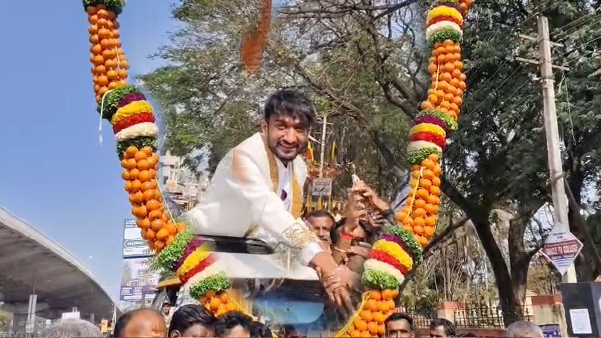 Gilli Nata’s Grand Homecoming: Bigg Boss Winner Welcomed with Massive Orange Garland in Maddur