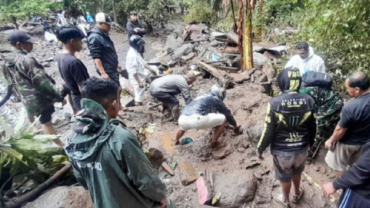 Indonesia Flash Floods: 16 Dead and Hundreds Displaced on Siau Island Following Torrential Rains