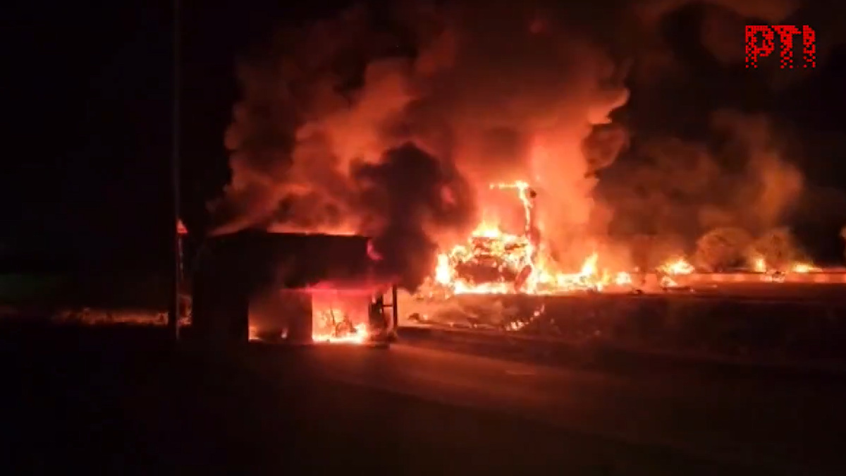 Nandyal Bus Accident: 3 Killed, 14 Injured as Bus Catches Fire After Collision