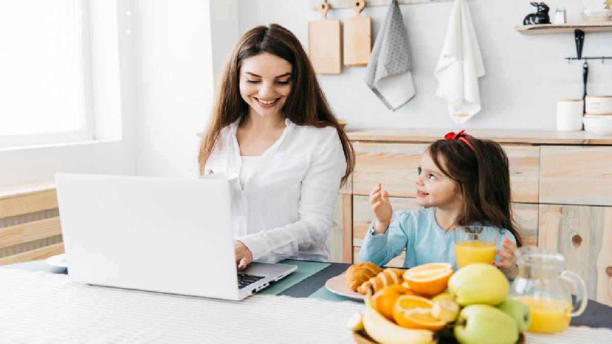 How Stay At Home Moms Can Build a Web Business, Flexible Online Income Guide | Photo Credit: freepik.com