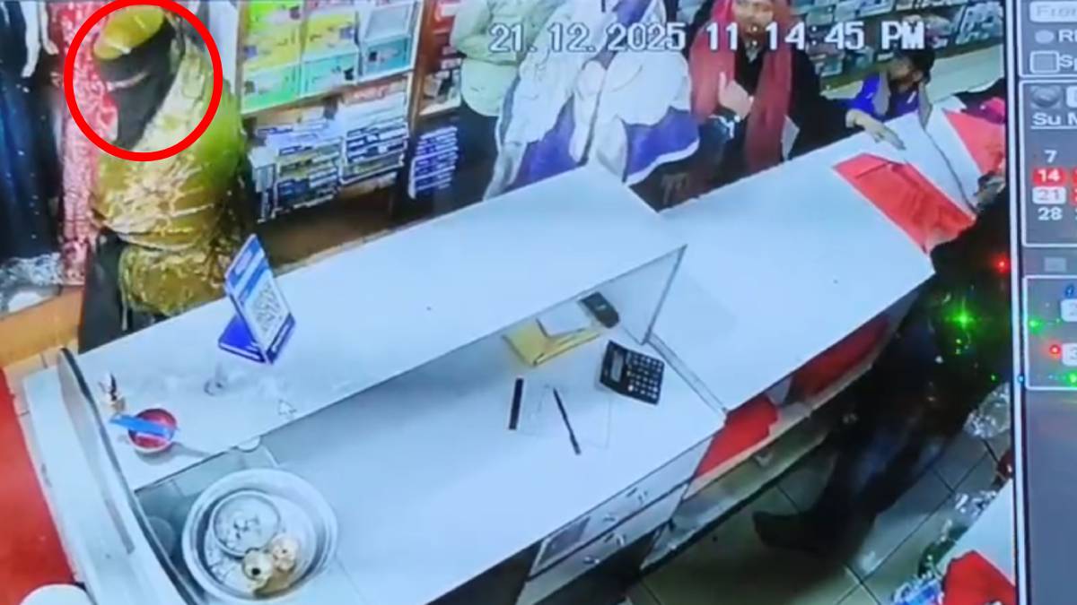 ಬಟ್ಟೆ ಅಂಗಡಿಗೆ ಬಂದಿದ್ದ ಮಹಿಳೆಯ ವ್ಯಾನಿಟಿ ಬ್ಯಾಗ್‌ ಎಗರಿಸಿದ್ದ ಕಳ್ಳಿ - ಕೊನೆಗೂ ಸಿಕ್ಕಿಬಿದ್ದ ಕ್ಷಣ ನೋಡಿ!!