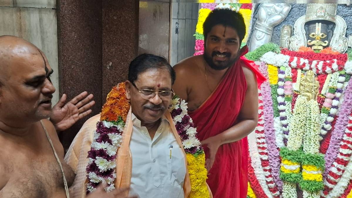 ಆಂಜನೇಯ ಸ್ವಾಮಿ ರಥೋತ್ಸವಕ್ಕೆ ಚಾಲನೆ ನೀಡಿದ  ಜಿ. ಪರಮೇಶ್ವರ್ - ಲಕ್ಷಾಂತರ ಭಕ್ತರ ಸಂಭ್ರಮ!!