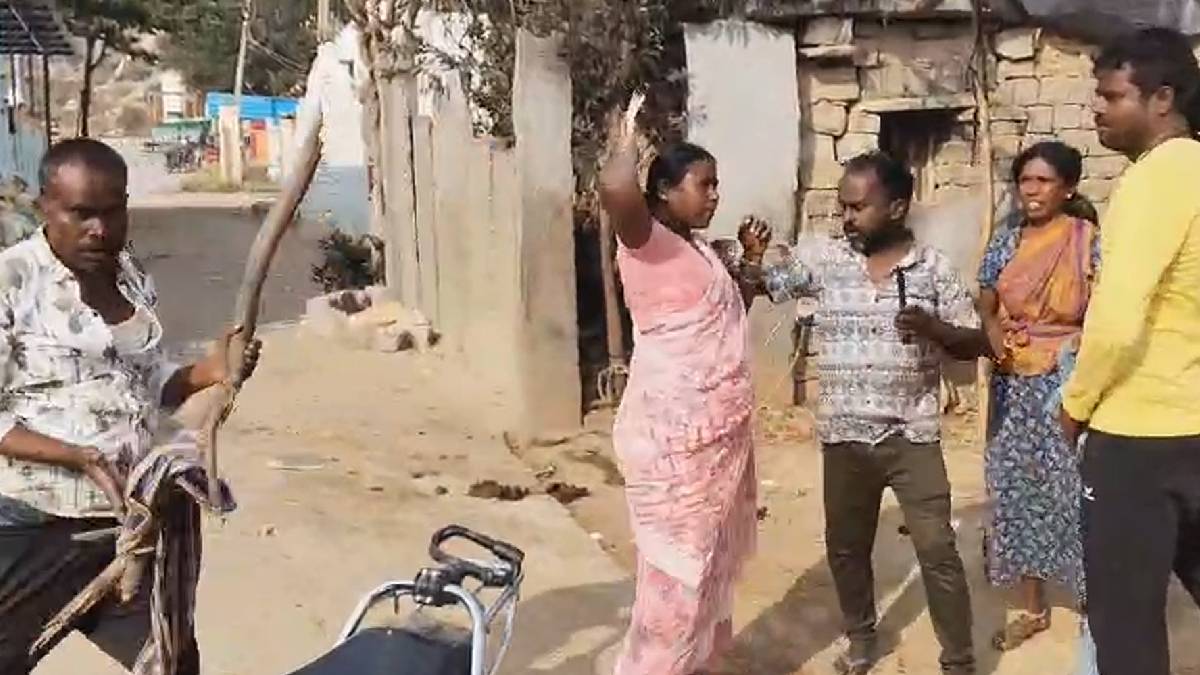 ಜುಟ್ಟು ಹಿಡಿದು ಮನೆ ಮುಂದೆಯೇ  ಬಡಿದಾಡಿಕೊಂಡ ಮಹಿಳೆಯರು - ಬೆಚ್ಚಿ ಬೀಳಿಸುವ ದೃಶ್ಯ!!