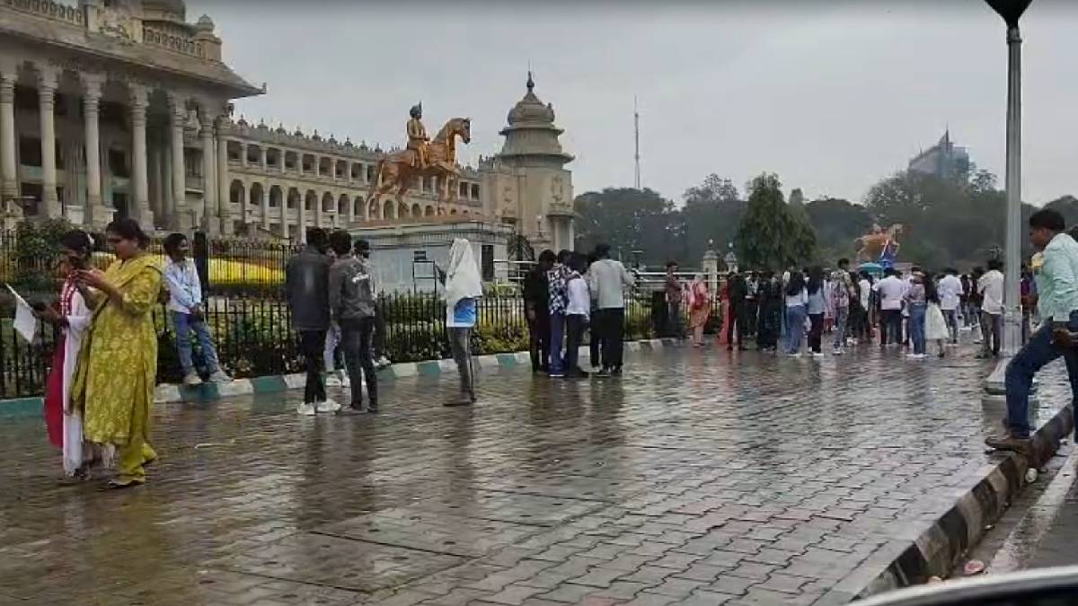 ಸಿಲಿಕಾನ್ ಸಿಟಿ ಬೆಂಗಳೂರಿನಲ್ಲಿ ತುಂತುರು ಮಳೆ - ಮಳೆಯ ನಡುವೆ ಫೋಟೋಗೆ ಪೋಸ್ ಕೊಟ್ಟ ಯುವತಿಯರು!!