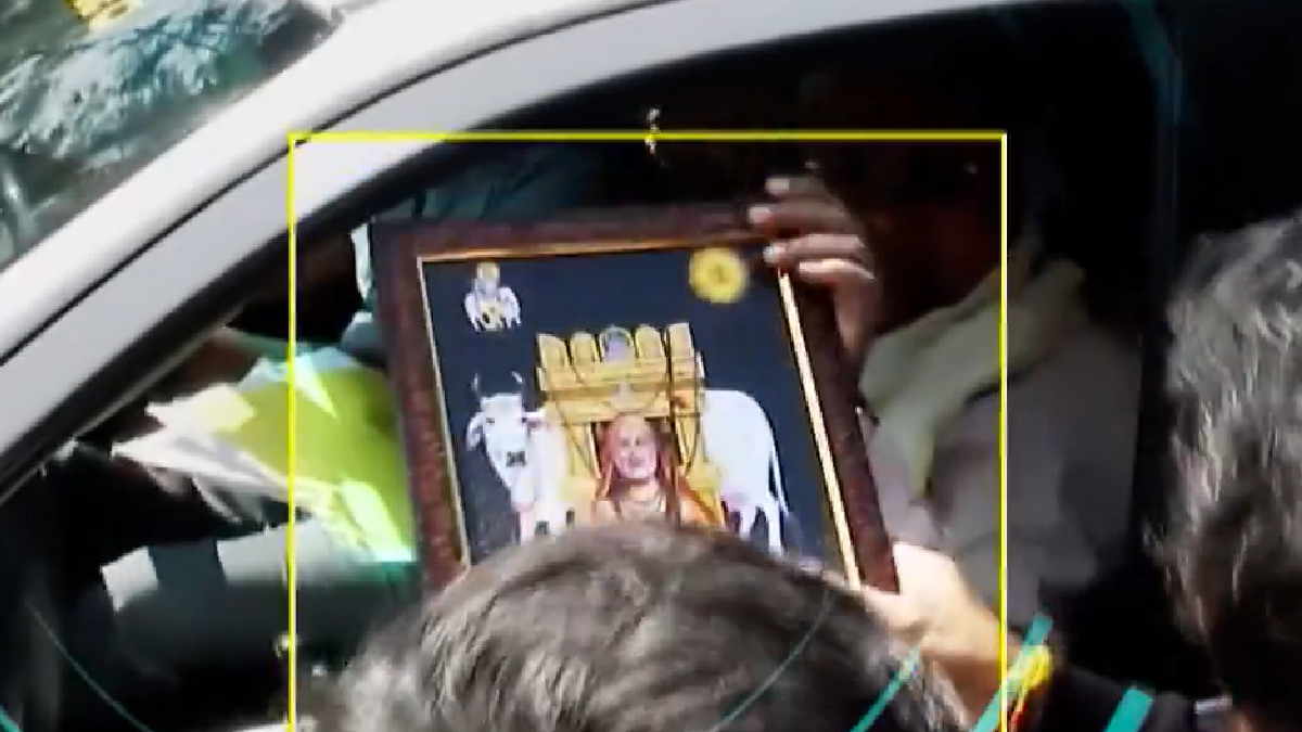 Siddaramaiah for Snubbing Guru Raghavendra Swamy’s Photo