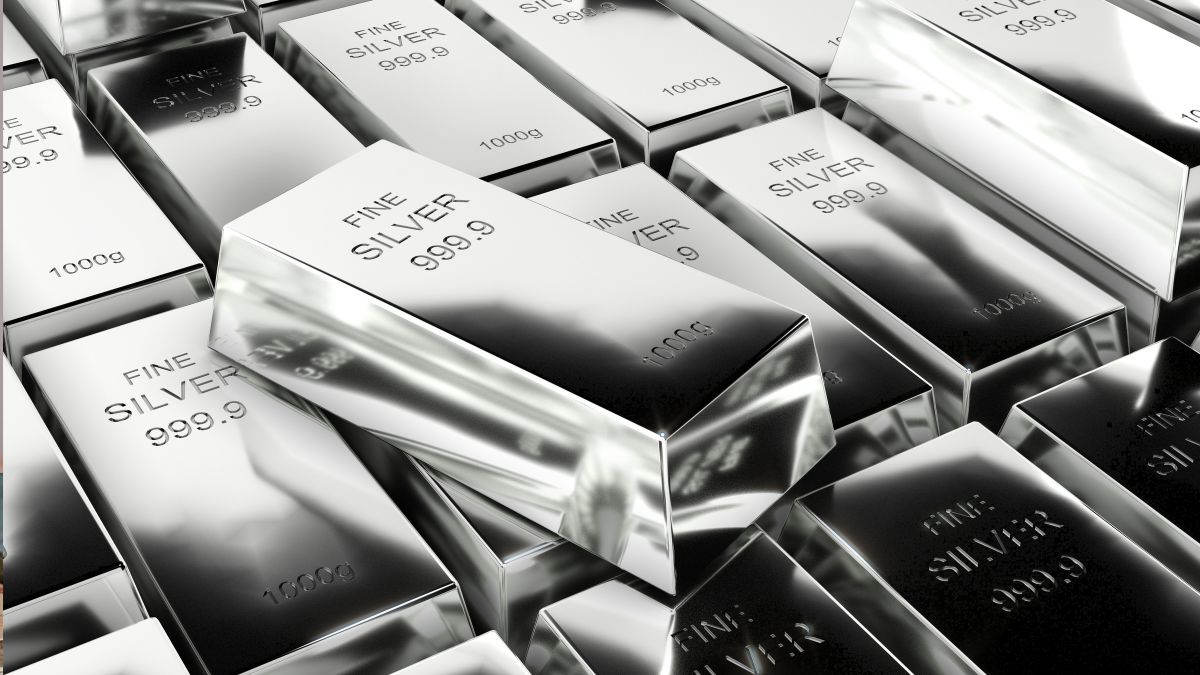 Silver Smashing Records: White Metal Hits ₹3 Lakh Mark - Is it a Historic Buy or a Price Bubble?