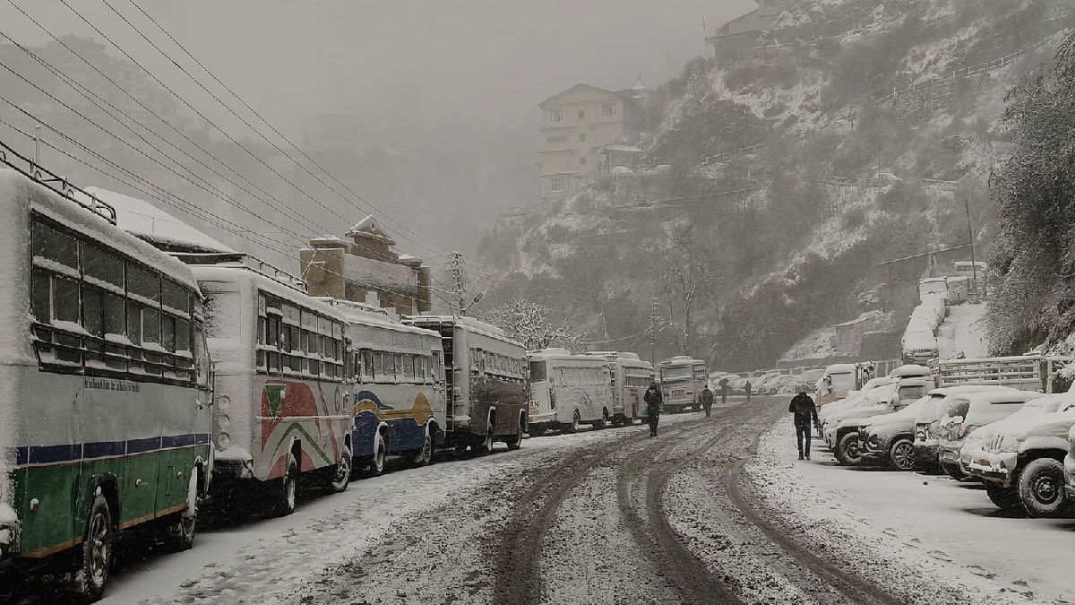 J&K Snowfall Alert: NH-44 Closed, Srinagar Flights Cancelled Due to Heavy Snow