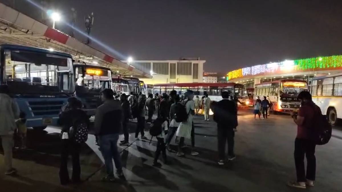 ರಜೆ ಮೇಲೆ ರಜೆ ಹಿನ್ನೆಲೆಯಲ್ಲಿ ಊರಿನತ್ತ ಮುಖ ಮಾಡಿದ ಜನರು - ಮೆಜೆಸ್ಟಿಕ್ ನಲ್ಲಿ ಹೆಚ್ಚಿದ ಜನಸಂದಣಿ!!