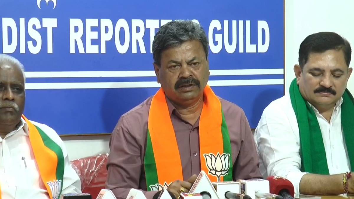 'ಇಡೀ ಸರ್ಕಾರವನ್ನು ಕಂಟ್ರೋಲ್ ಮಾಡ್ತಿರುವುದು ಯತೀಂದ್ರ' - ಅಚ್ಚರಿಕೆ ಹೇಳಿಕೆ ನೀಡಿದ ರೇಣುಕಾಚಾರ್ಯ!!