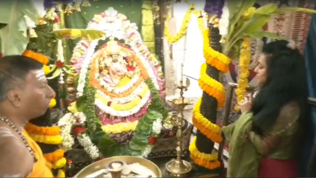 ಚಾಮುಂಡಿ ಬೆಟ್ಟದಲ್ಲಿ ದರ್ಶನ್ ಪತ್ನಿ ವಿಜಯಲಕ್ಷ್ಮಿ ವಿಶೇಷ ಪೂಜೆ - ನಿಮಗೂ ಒಳಿತಾಗಲಿ ಎಂದ ಫ್ಯಾನ್ಸ್