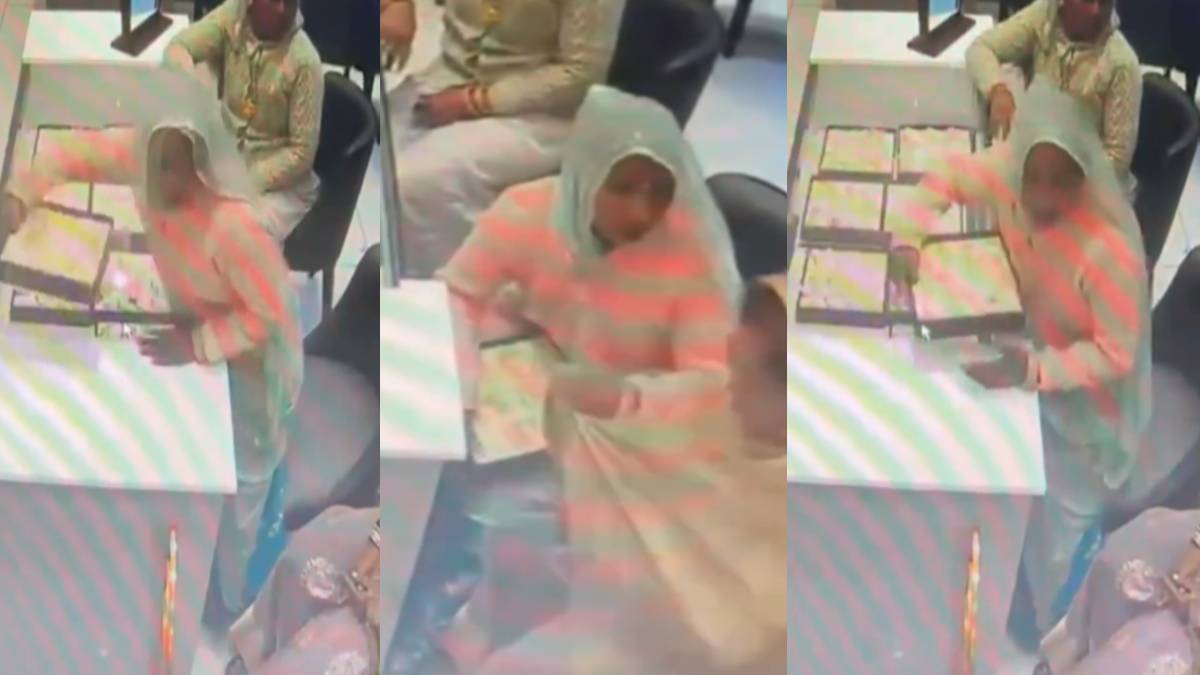 In14 Minutes Women Steal ₹14 Lakh Gold From Prayagraj Showroom