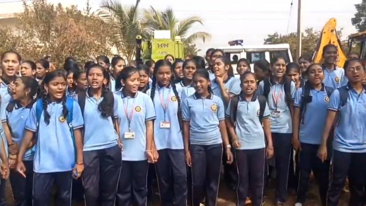 ಯೂಟ್ಯೂಬ್, ಗೂಗಲ್ ಓದಿ ಅಂತಾರೆ – ಶಾಲೆ ಮುಂದೆಯೇ ಶಿಕ್ಷಕಿ ವಿರುದ್ಧ ವಿದ್ಯಾರ್ಥಿಗಳ ಬಾರಿ ಪ್ರತಿಭಟನೆ!!