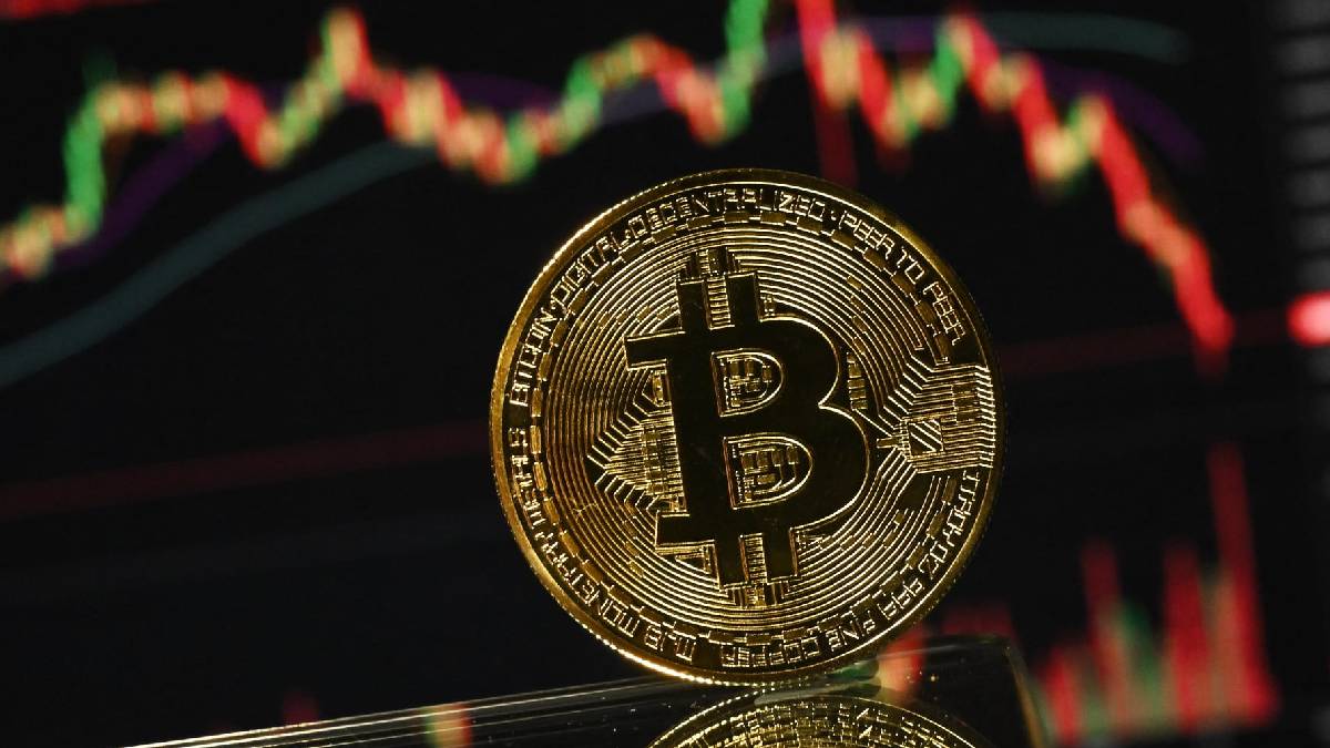 Bitcoin Crashes Below $62,000 as Crypto Market Loses $350 Billion