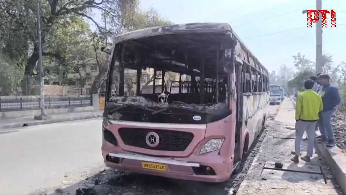 Delhi Horror: Bus Conductor Burnt Alive in Vikaspuri as Private Bus Becomes 