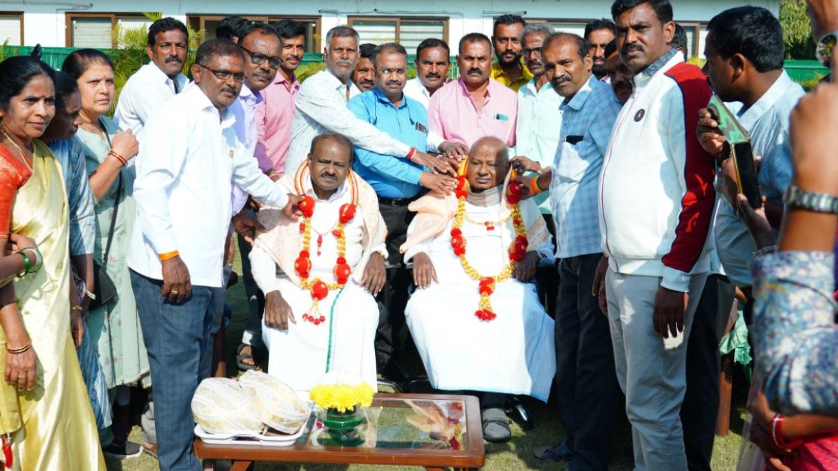 ಕುಮಾರಸ್ವಾಮಿ ನಿವಾಸಕ್ಕೆ ಭೇಟಿ ನೀಡಿದ ರೈತರು - ಸಂತಸ ವ್ಯಕ್ತಪಡಿಸಿದ ಕುಮಾರಣ್ಣ ಹೇಳಿದ್ದೇನು?