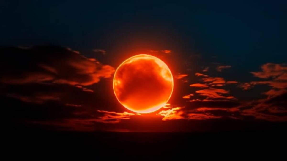 Holika Dahan and Lunar Eclipse: What Astrology Says | Photo Credit: freepik.com