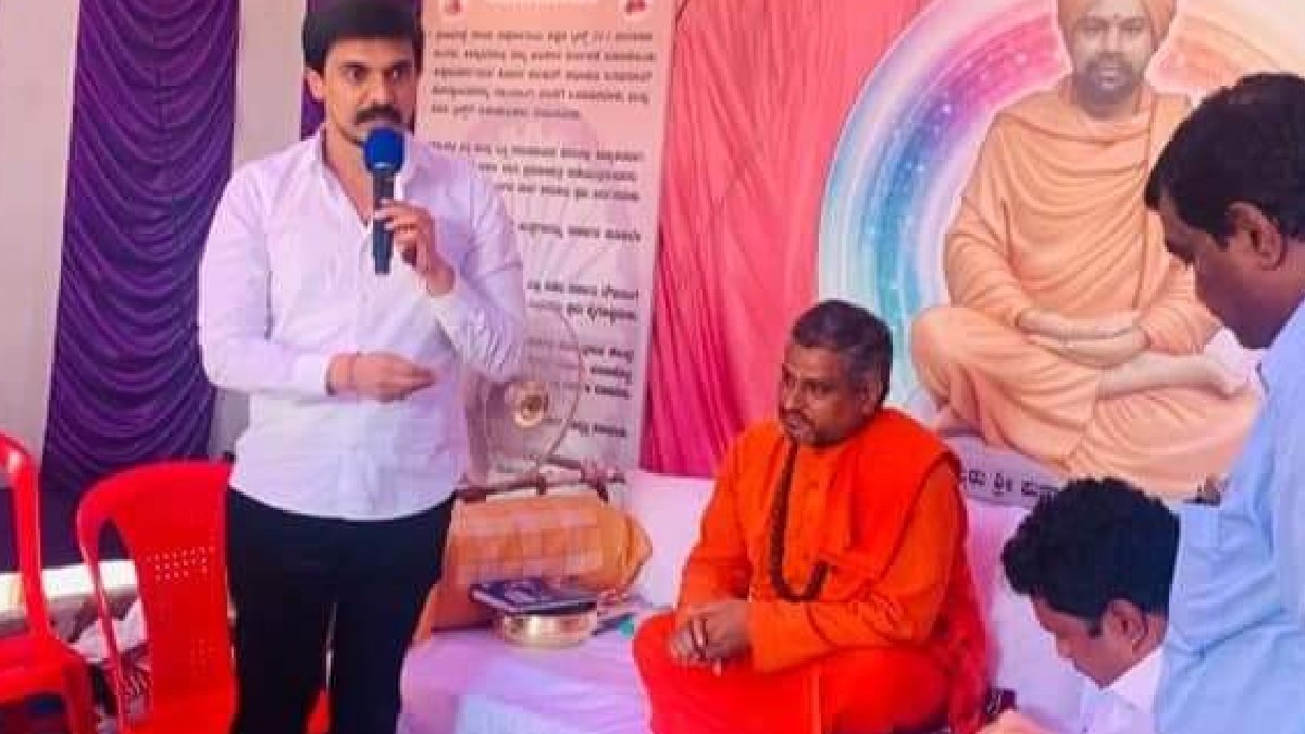 Valmiki Gurupeetha Seer Sri Prasannananda Puri Swamiji Suffers Heart Attack; Shifted to Hyderabad for Treatment