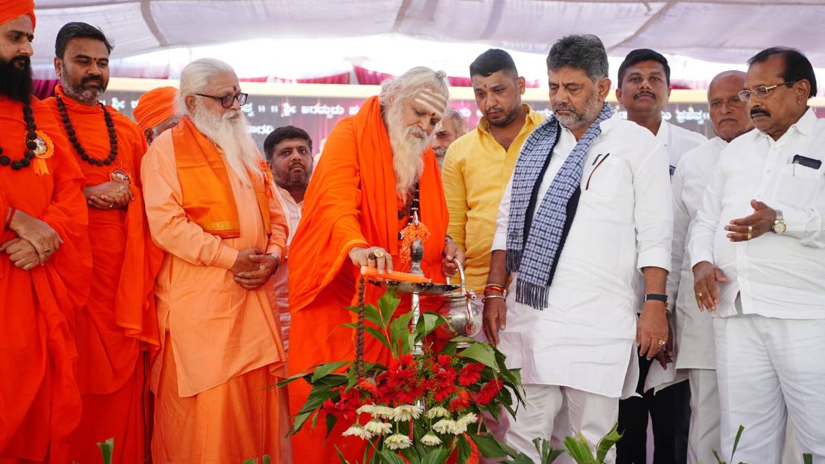 'ಬೇಡುವಾಗ ಭಿಕ್ಷುಕನಾಗು, ಕೊಡುವಾಗ ದಾನಿಯಾಗು' - ಅಜ್ಜಯ್ಯನ ಜಾತ್ರೆಯಲ್ಲಿ ಡಿಕೆಶಿ ಮಾತು!!