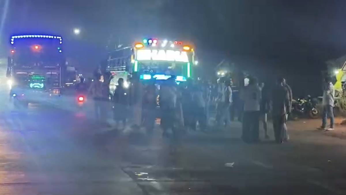 ಪ್ರವಾಸಕ್ಕೆಂದು ಬಂದು ಬಸ್ ತಡೆದು ಡಾನ್ಸ್ ಮಾಡಿದ ಕೇರಳ ವಿದ್ಯಾರ್ಥಿಗಳು - ಉಡುಪಿಯಲ್ಲಿ ಹುಚ್ಚಾಟ!!