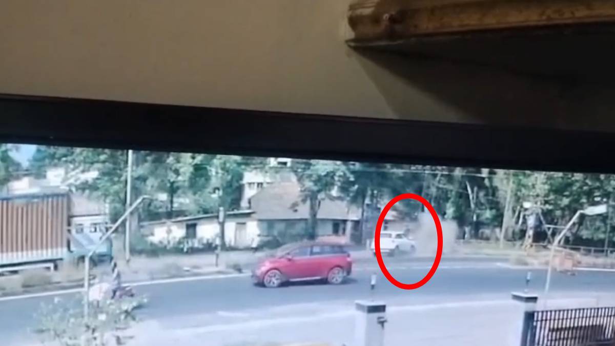 ಹೆದ್ದಾರಿಯಲ್ಲಿ ತ್ರಿಬಲ್ ರೈಡ್ ಬೈಕ್ ಭಯಾನಕ ಅಪಘಾತ - ಸಿಸಿಟಿವಿಯಲ್ಲಿ ಸೆರೆಯಾದ ದೃಶ್ಯ!!