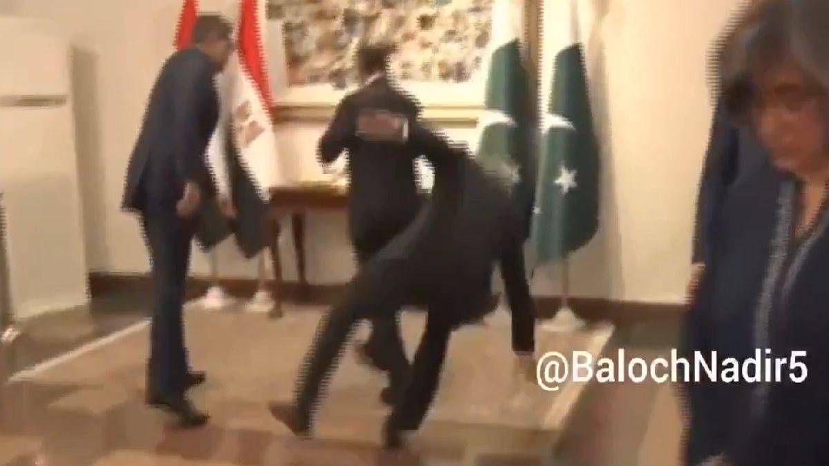 ಅತಿಥಿಗಳನ್ನು ಸ್ವಾಗತಿಸುವಾಗ ಆಯತಪ್ಪಿ ಬಿದ್ದ ಪಾಕ್ ಉಪ ಪ್ರಧಾನಿ ಇಶಾಕ್ ದಾರ್: ವಿಡಿಯೋ ಬಾರಿ ವೈರಲ್!!