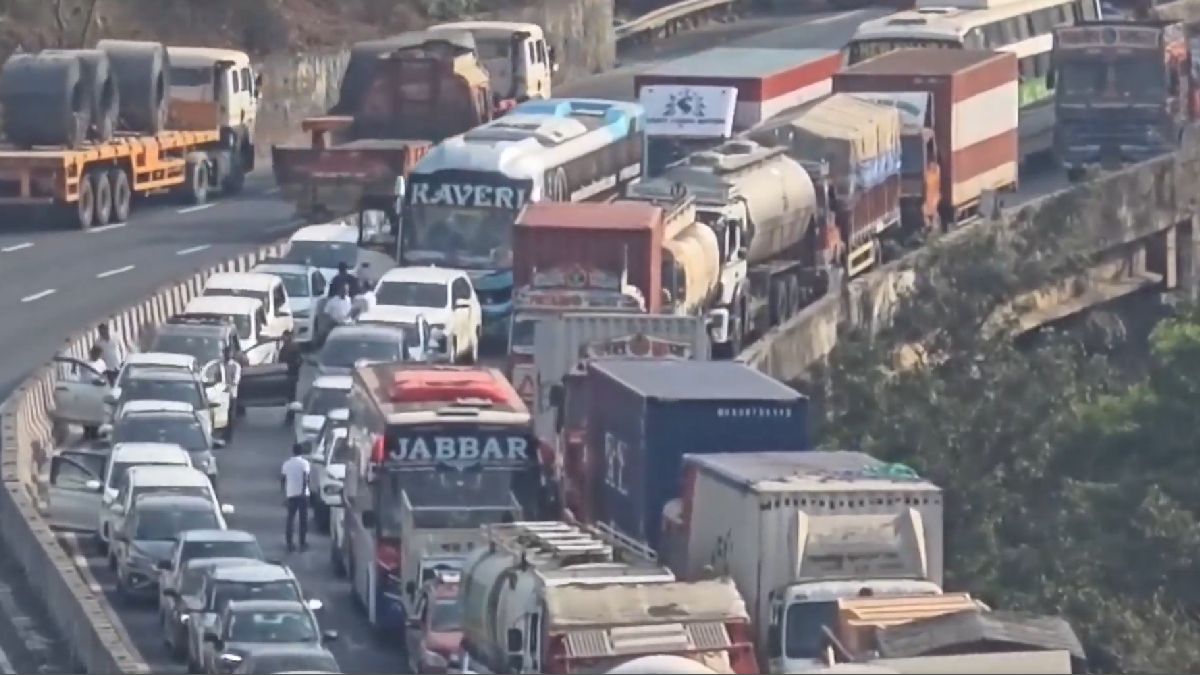 Mumbai-Pune Expressway Traffic Jam: Vehicles Stuck in 7 km Long Queues
