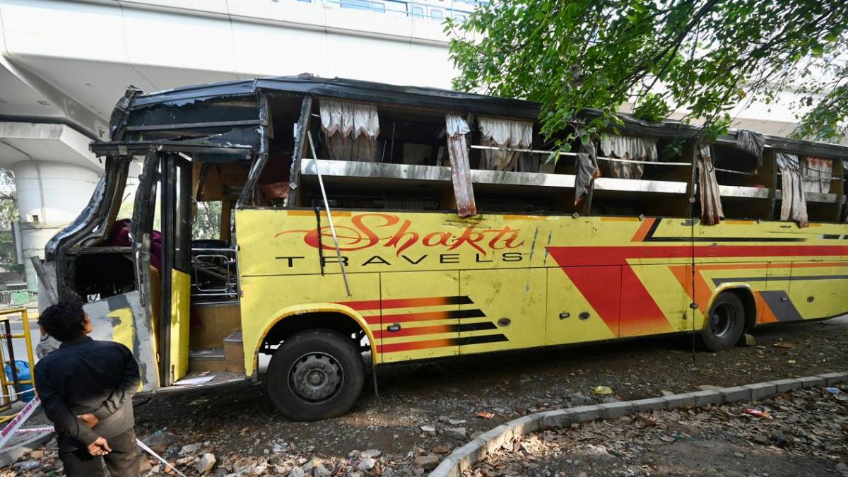 ದೆಹಲಿಯಲ್ಲಿ ಖಾಸಗಿ ಸ್ಲೀಪರ್ ಬಸ್ ಪಲ್ಟಿ; | Photo Credit: https://x.com/htTweets