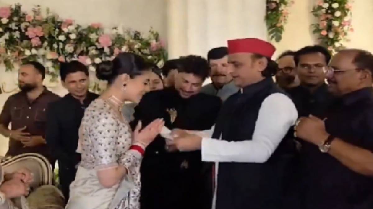 Akhilesh Yadav’s Humble Gesture at Kuldeep Yadav’s Wedding Reception in Lucknow | Photo Credit: https://x.com/Amockx2022