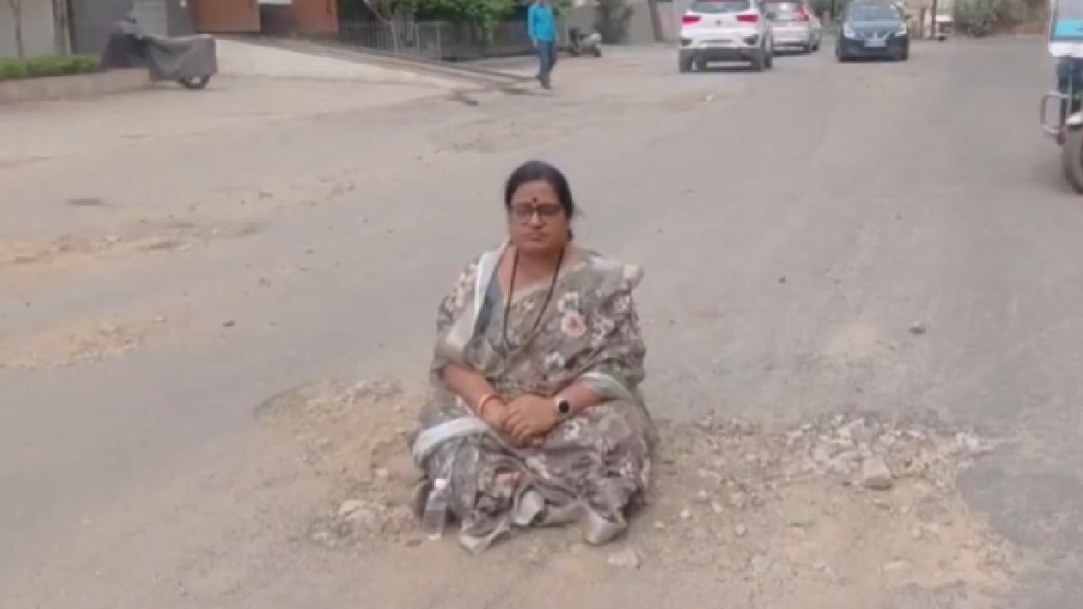 BJP Councillor Aparna Patil Sits in Pothole to Protest Bad Roads in Gwalior